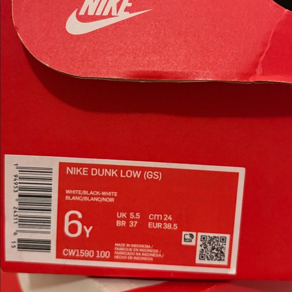 Nike Classic Black and White Low-Tops - Picture 2 of 2